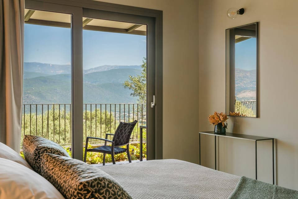 Photo of the whole room, Bedroom, Mountain view