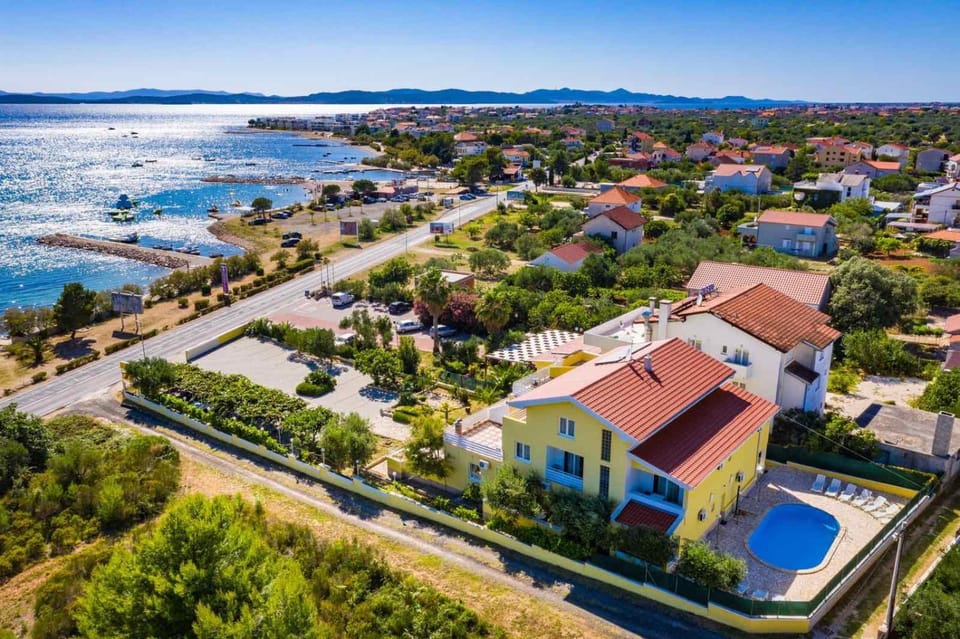 Property building, Day, Neighbourhood, Natural landscape, Bird's eye view, Beach, Location