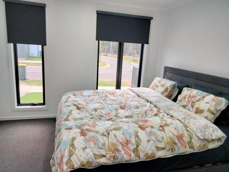 Modern and cosey 4 bedroom house walk to beach House in Melbourne