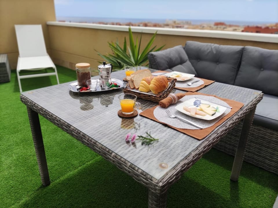 Balcony/Terrace, Food and drinks, Seating area, Food, Breakfast, Continental breakfast, Drinks