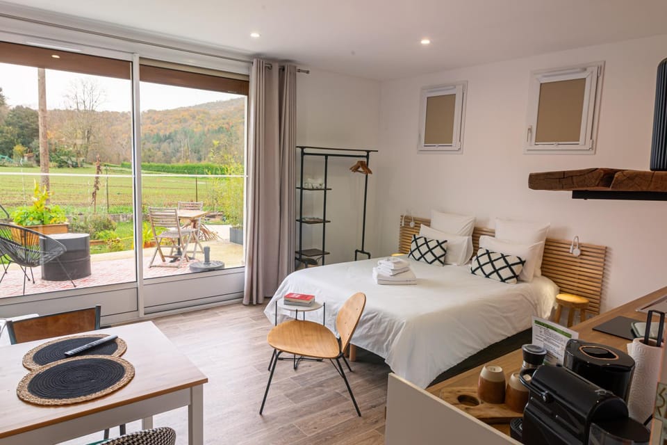 Patio, Garden, Coffee/tea facilities, View (from property/room), Photo of the whole room, Seating area, Bedroom, Garden view, towels