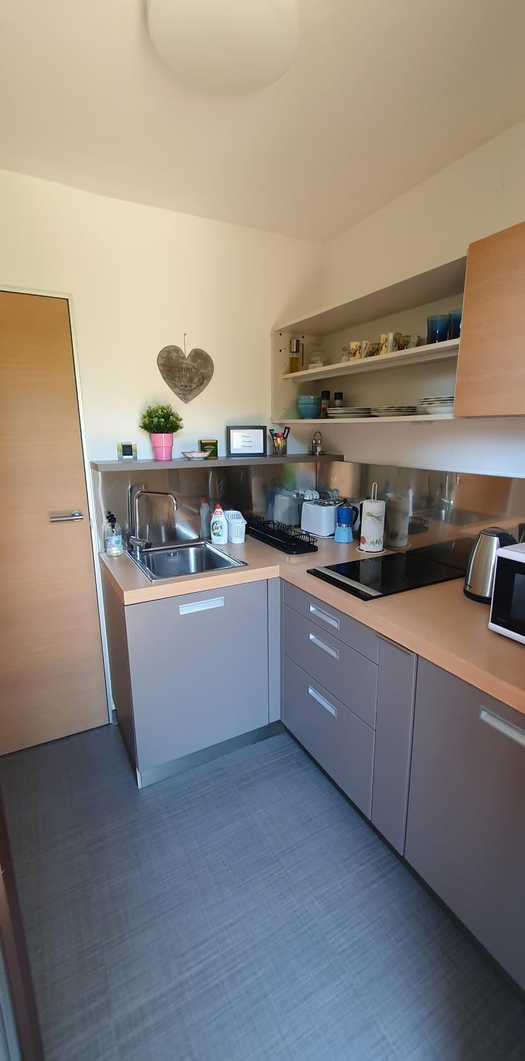 Coffee/tea facilities, Kitchen or kitchenette, microwave, stove, toaster