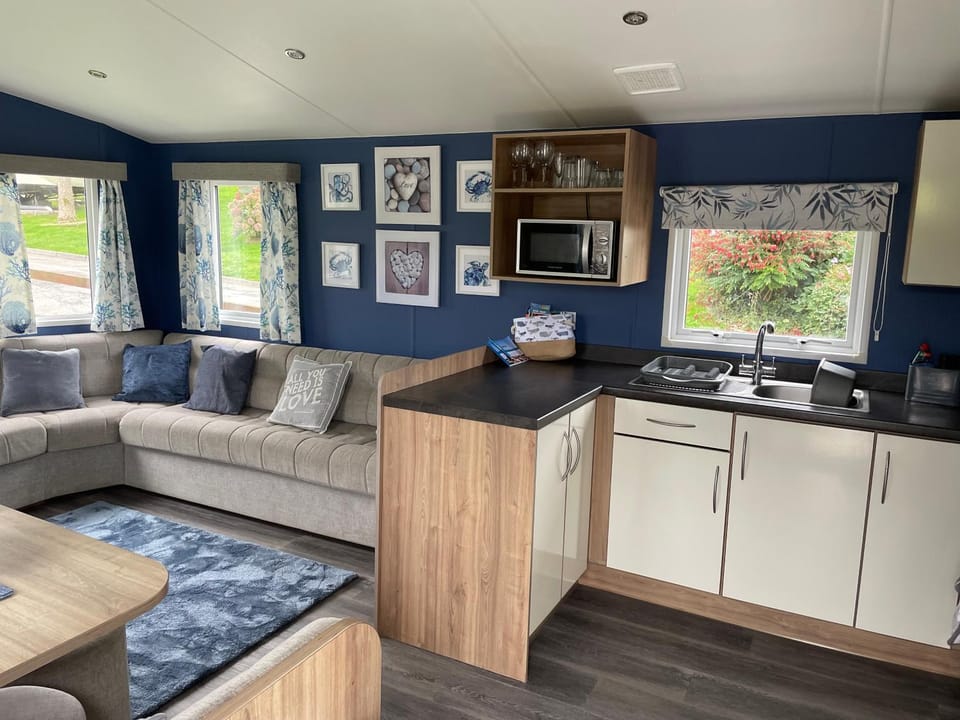 Kitchen or kitchenette, Living room, Seating area