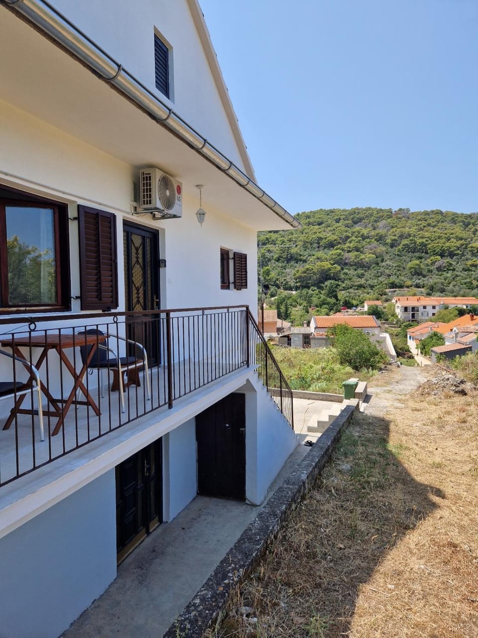 Property building, Day, Natural landscape, Balcony/Terrace, Mountain view