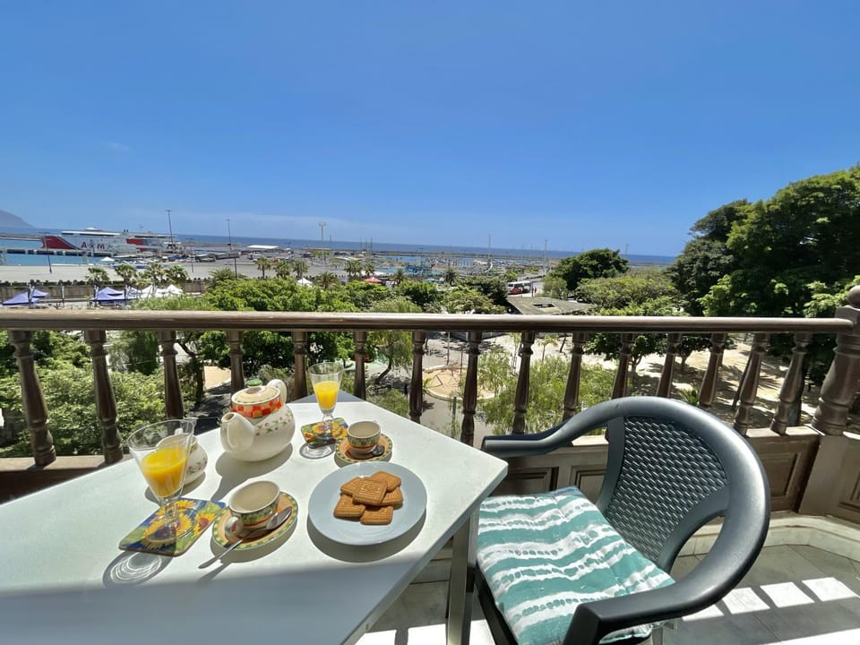 View (from property/room), Balcony/Terrace, Dining area, Sea view