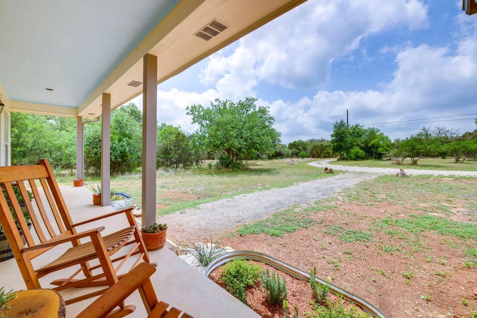 'Fox Ridge Farmhouse' - Hill Country Getaway! House in Rio Grande