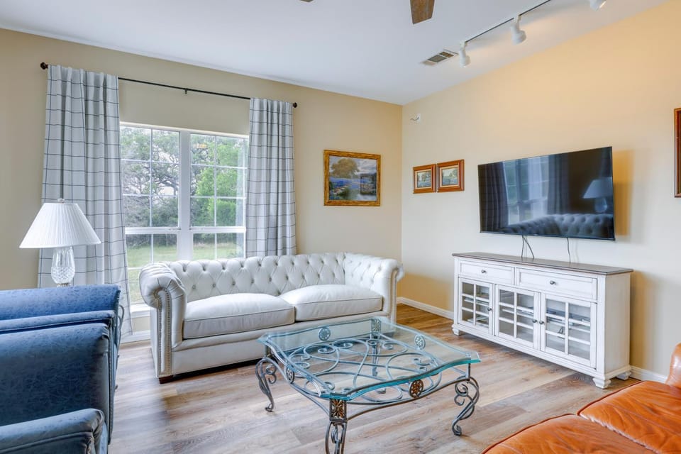 'Fox Ridge Farmhouse' - Hill Country Getaway! House in Rio Grande