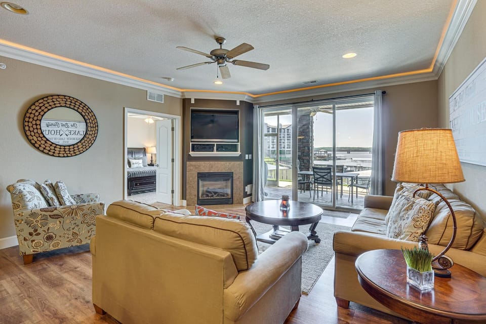 Lakefront Patio, Pool Access! Lands End Condo House in Osage Beach