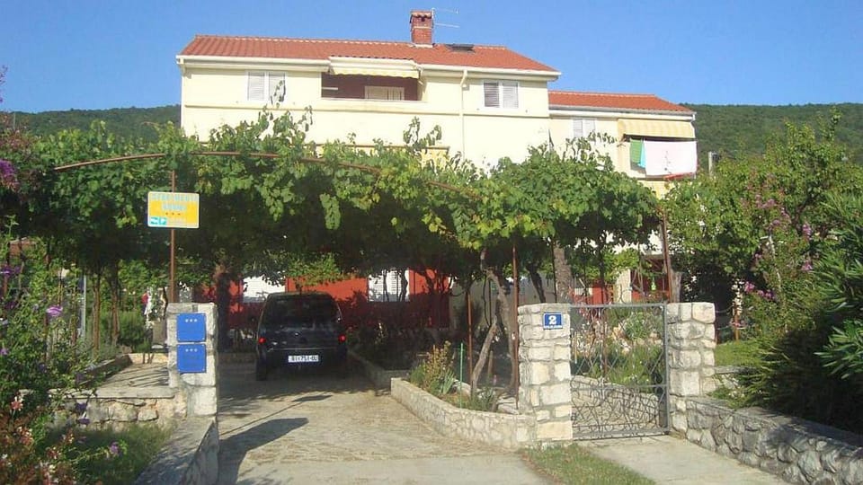 Property building, Day, Garden, Parking