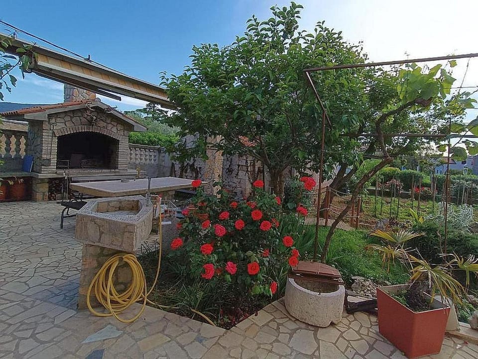 Property building, Patio, Spring, Day, Garden, Garden view