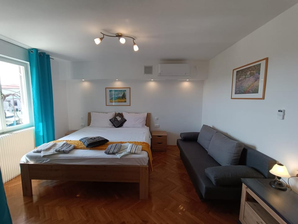 Bed, Photo of the whole room, Seating area, Bedroom, air conditioner