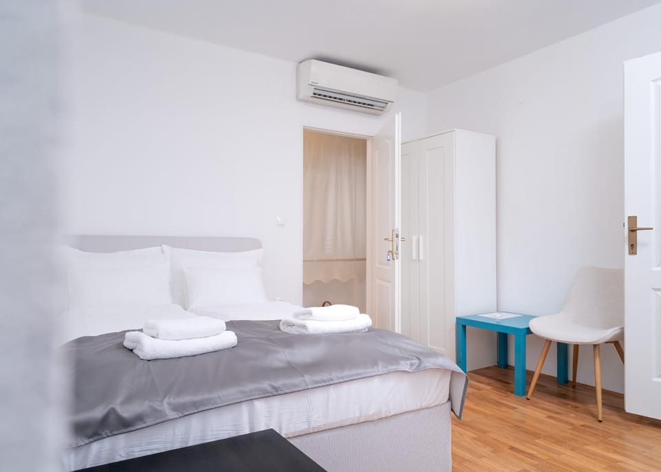 Bed, Seating area, Bedroom