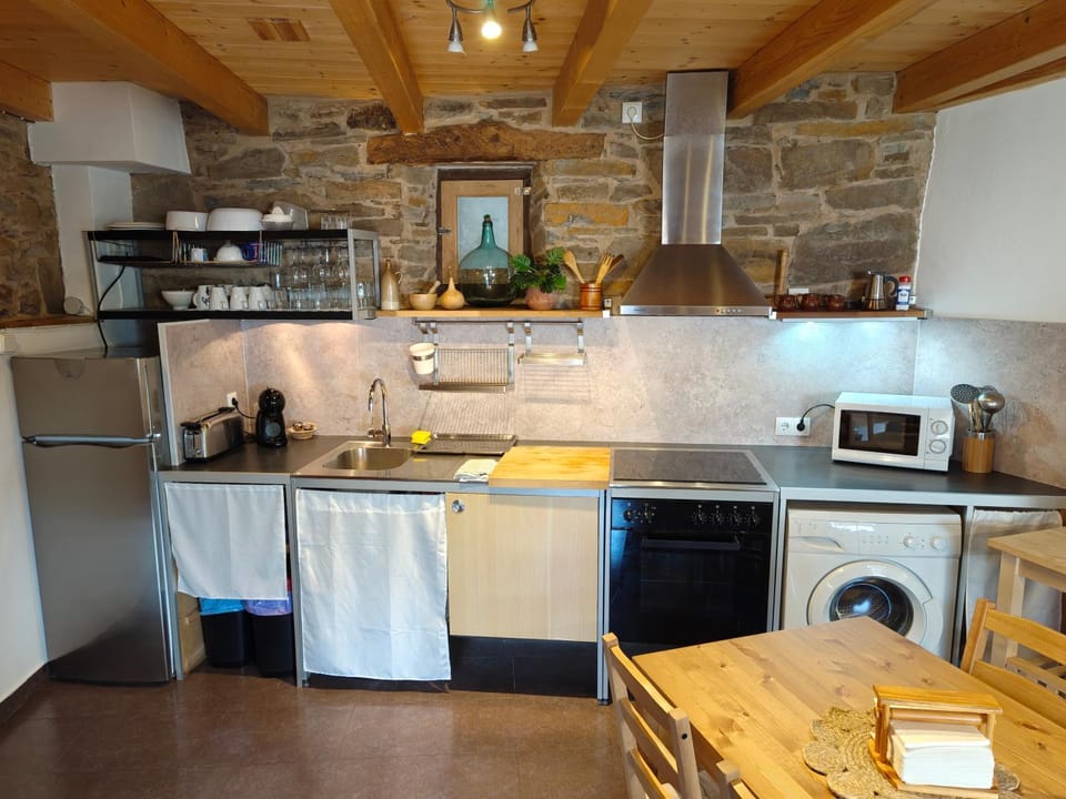 Coffee/tea facilities, microwave, kitchen, kitchen