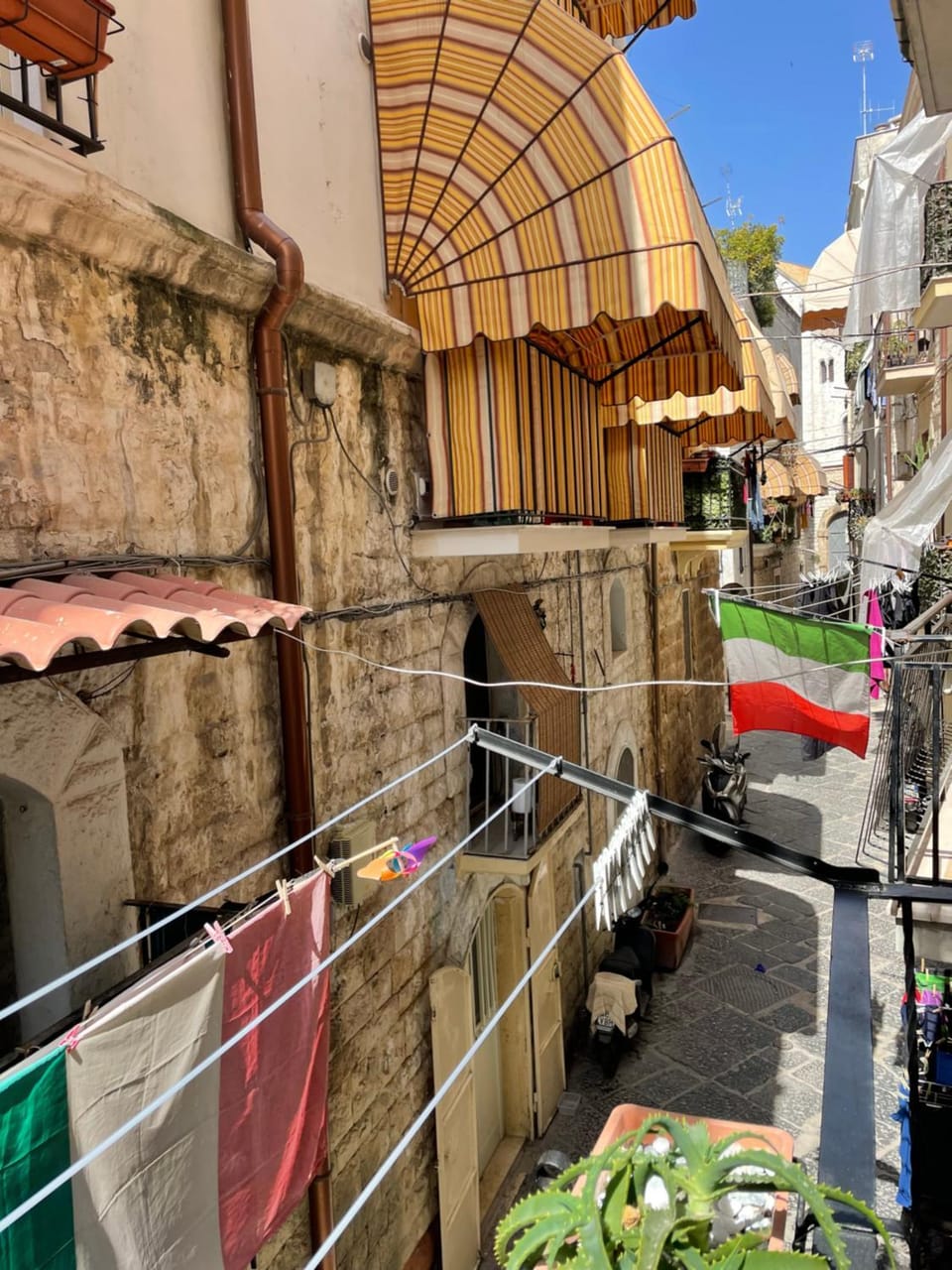 Property building, Balcony/Terrace, Street view