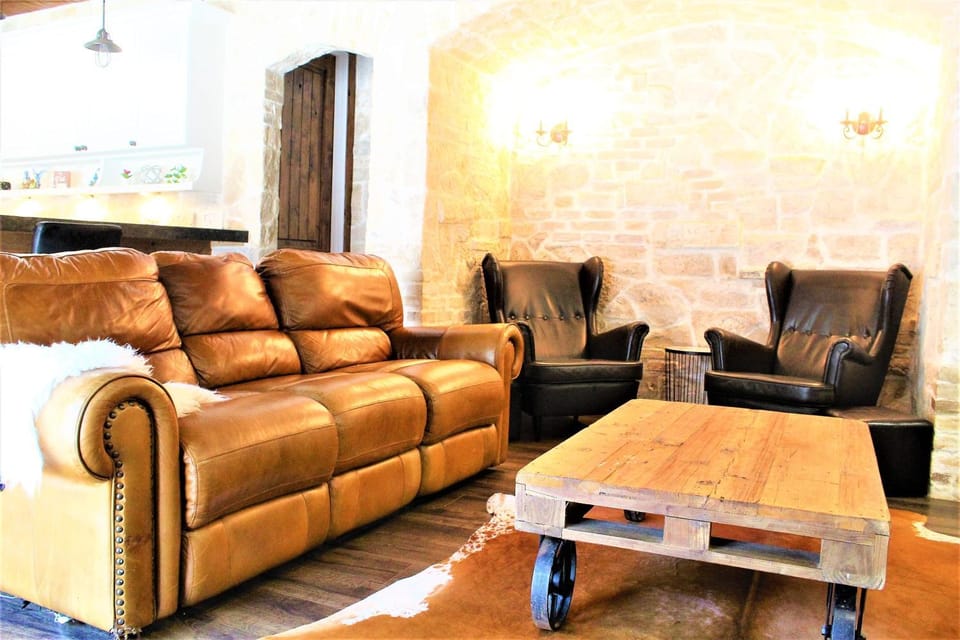 The Rustic Inn - Family friendly, Close to Fiesta Texas, SeaWorld, Riverwalk and more House in San Antonio