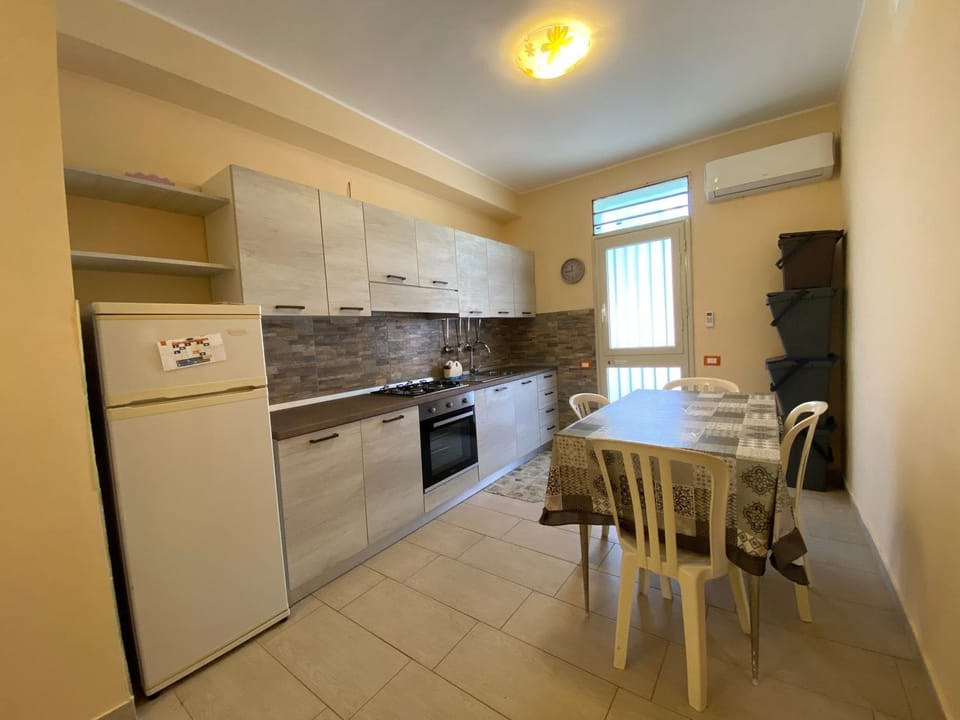 Dining area, kitchen