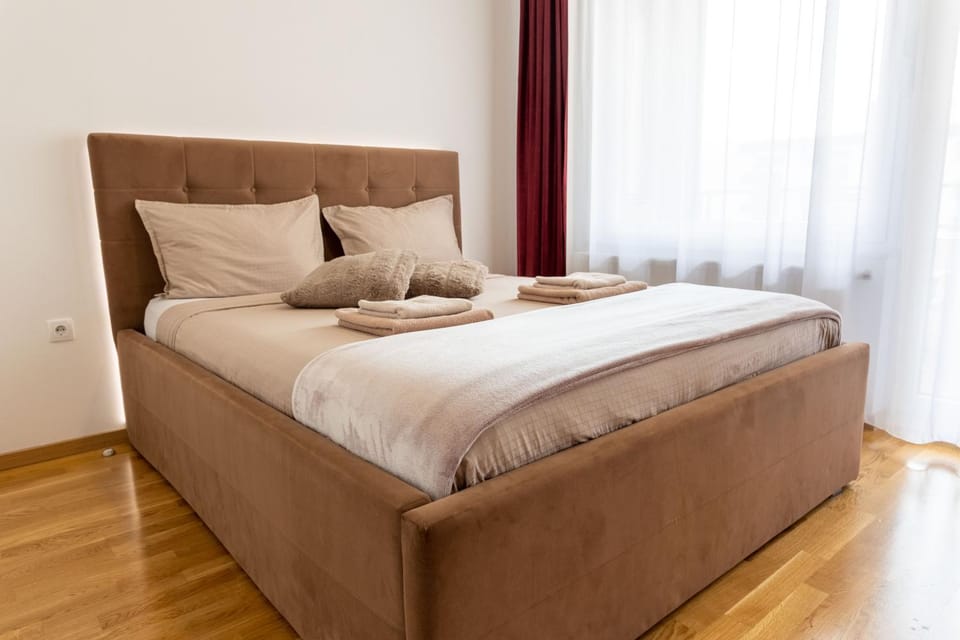 Bed, Bedroom, towels