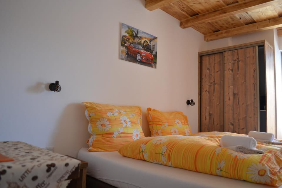 Bed, Photo of the whole room, Seating area, Bedroom