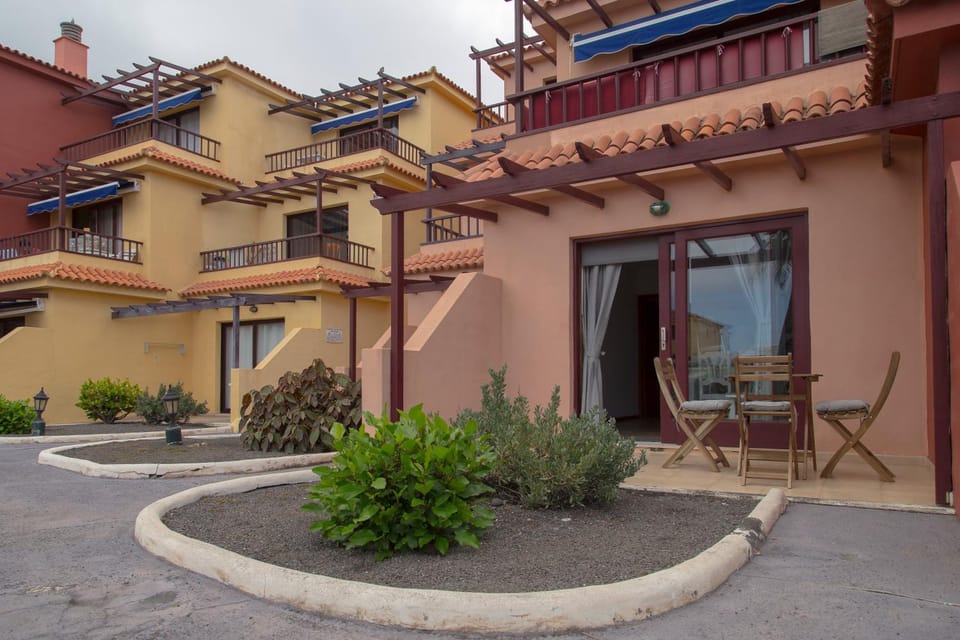 Property building, Patio, Facade/entrance