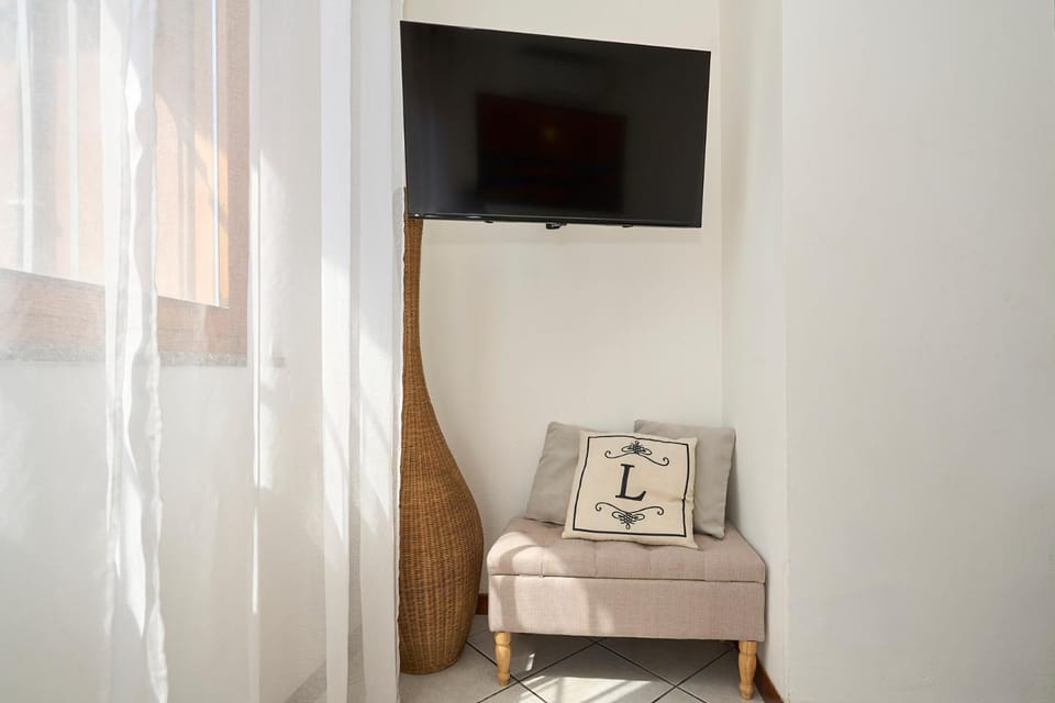 Bed, TV and multimedia, Living room