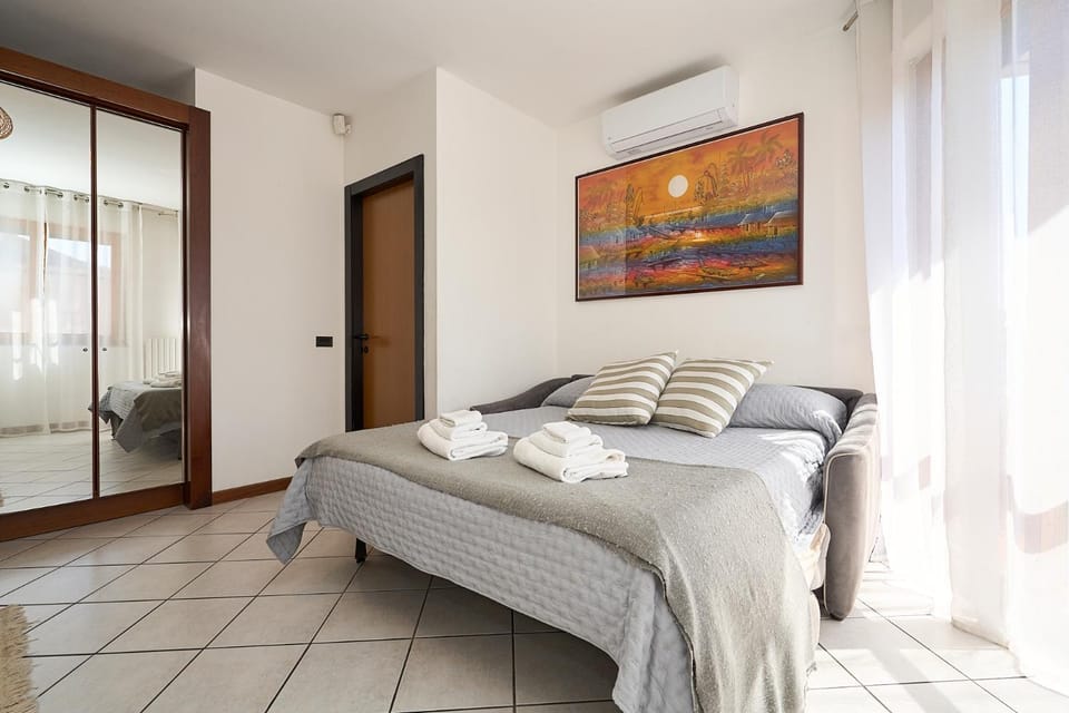 Bed, Living room, Photo of the whole room, Bedroom, towels, air conditioner