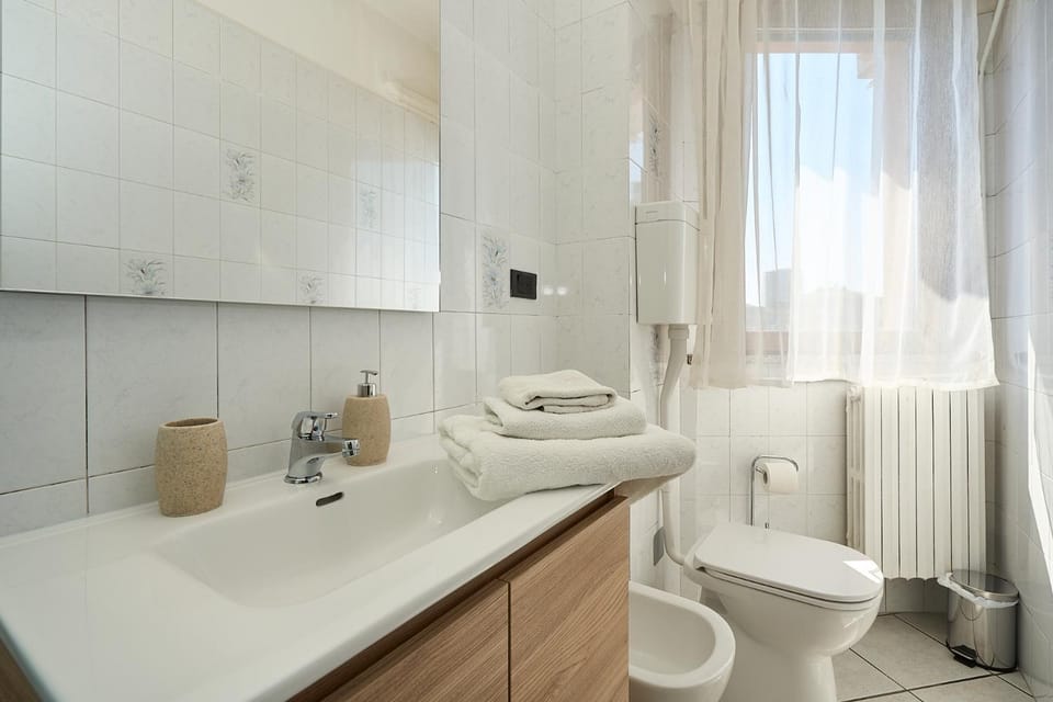 Toilet, Bathroom, bidet, towels