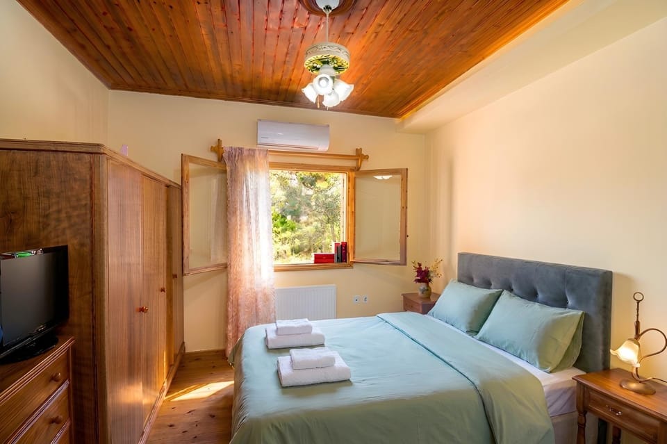 Bed, TV and multimedia, Photo of the whole room, Bedroom