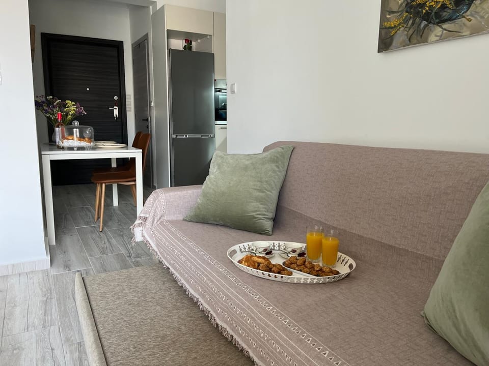 Kitchen or kitchenette, Living room, Food and drinks, Seating area, Dining area, Food