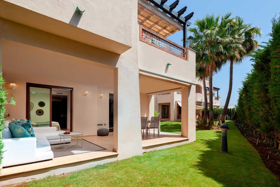 Property building, Garden, Balcony/Terrace, Seating area