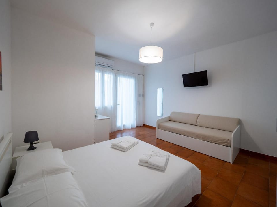 TV and multimedia, Photo of the whole room, Bedroom