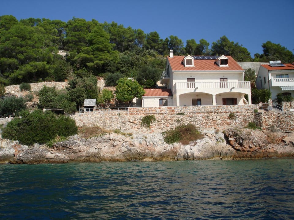 Property building, Neighbourhood