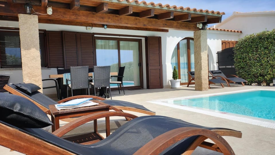 Property building, Day, Pool view, Swimming pool, sunbed