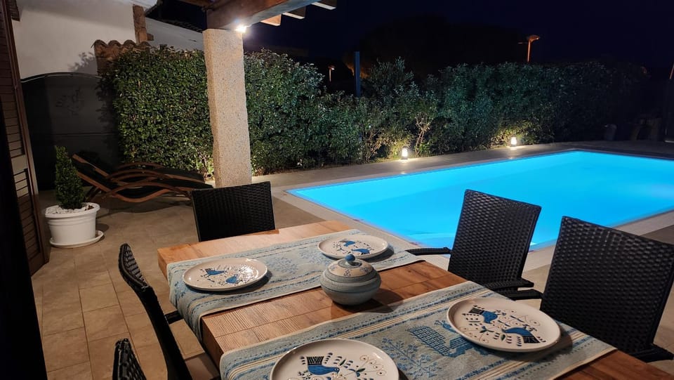 Patio, Dining area, Swimming pool
