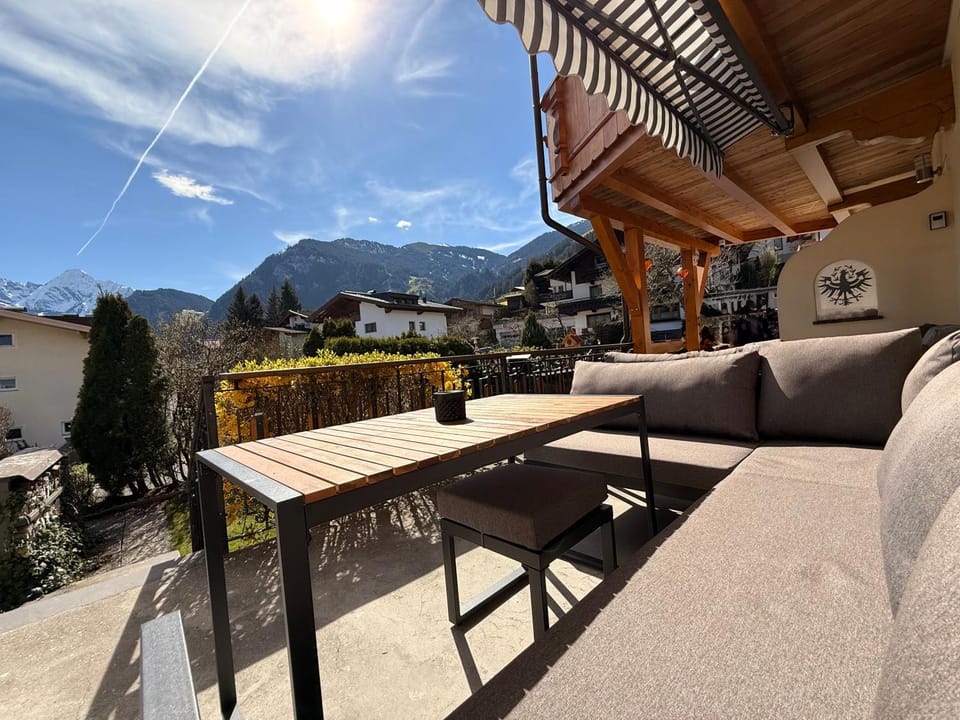 Natural landscape, Garden, View (from property/room), Balcony/Terrace, Seating area, Mountain view