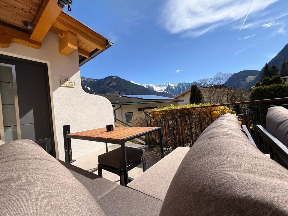 Natural landscape, Garden, View (from property/room), Balcony/Terrace, Seating area, Mountain view