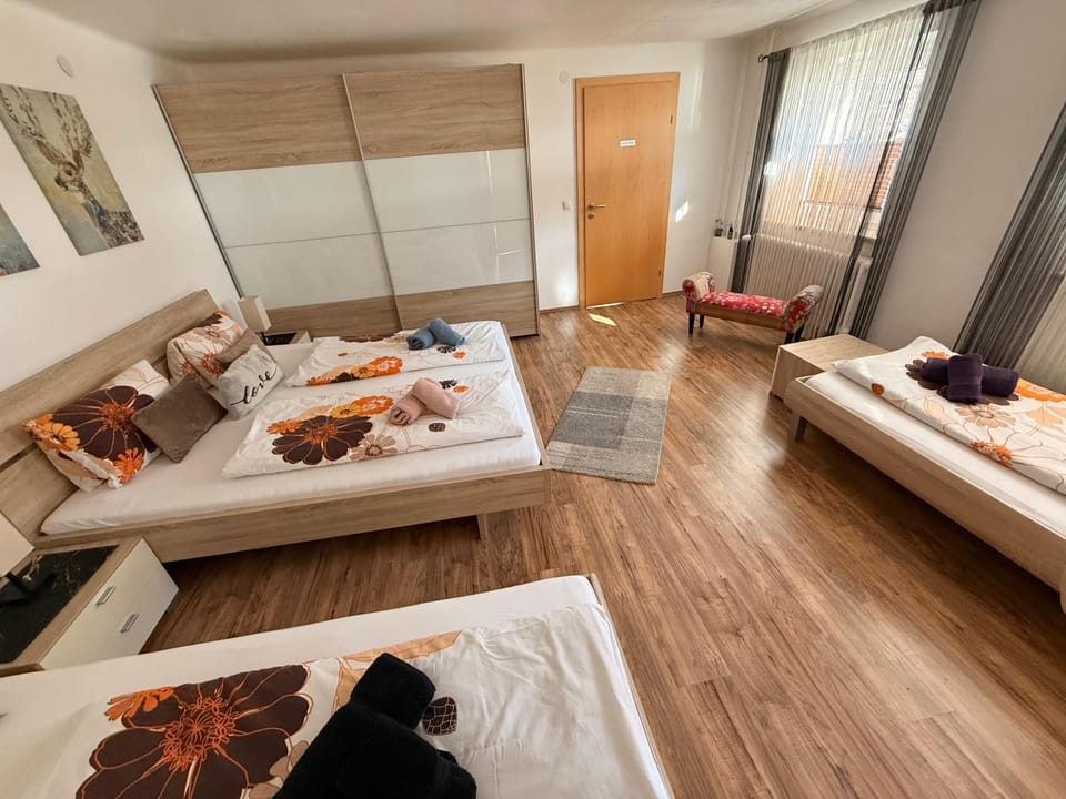 Photo of the whole room, Bedroom, wardrobe