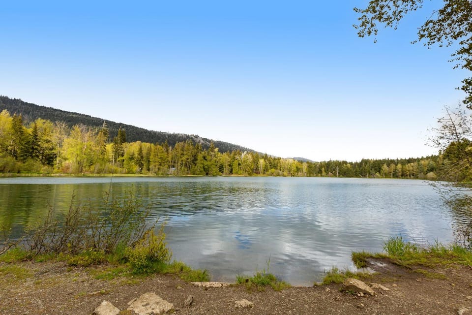 Riverfront Retreat at Lavender Lake House in Roslyn