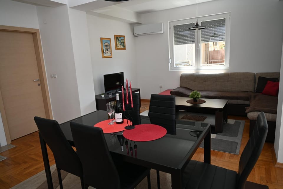 Seating area, Dining area