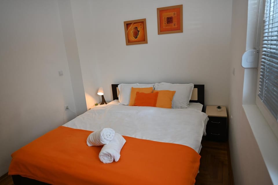 Bed, Bedroom, towels