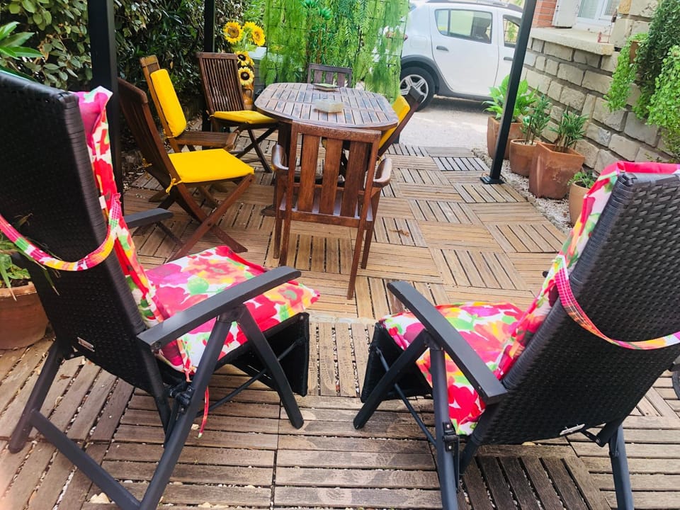Votre séjour à Sanary DANS BAS DE VILLA avec 1 terrasse végétalisée et abritée exposition Est Sud Ouest à 400m du Centre ville en zone piétonne où tout peut se faire à pied Apartment in Sanary-sur-Mer