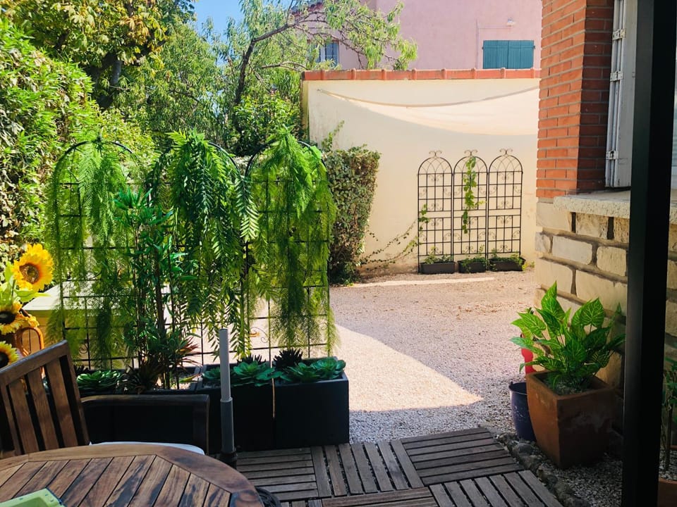 Votre séjour à Sanary DANS BAS DE VILLA avec 1 terrasse végétalisée et abritée exposition Est Sud Ouest à 400m du Centre ville en zone piétonne où tout peut se faire à pied Apartment in Sanary-sur-Mer