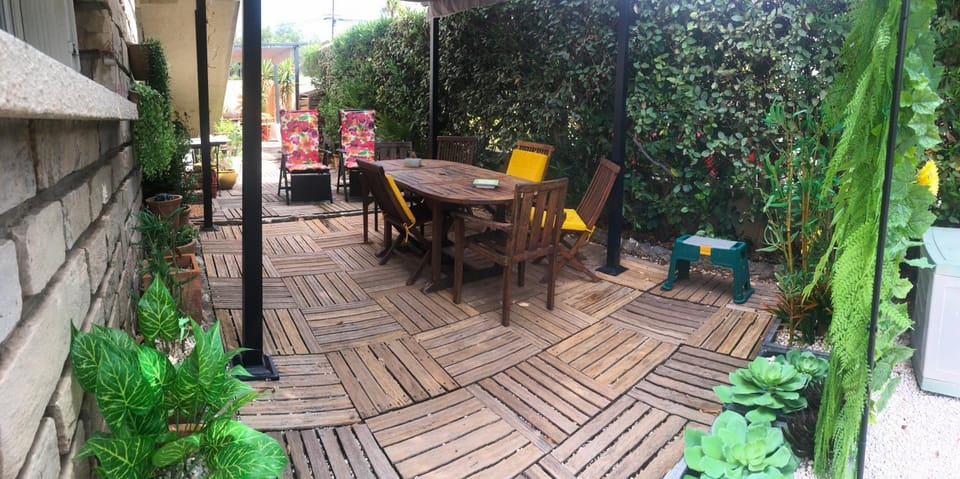 Votre séjour à Sanary DANS BAS DE VILLA avec 1 terrasse végétalisée et abritée exposition Est Sud Ouest à 400m du Centre ville en zone piétonne où tout peut se faire à pied Apartment in Sanary-sur-Mer
