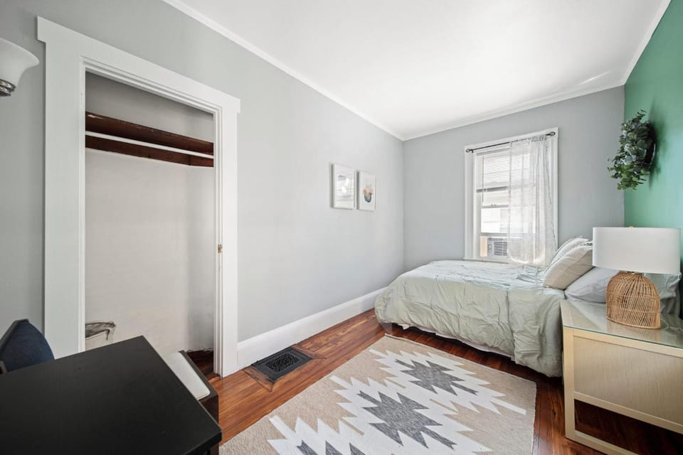 Bed, Living room, Photo of the whole room, Seating area, Bedroom