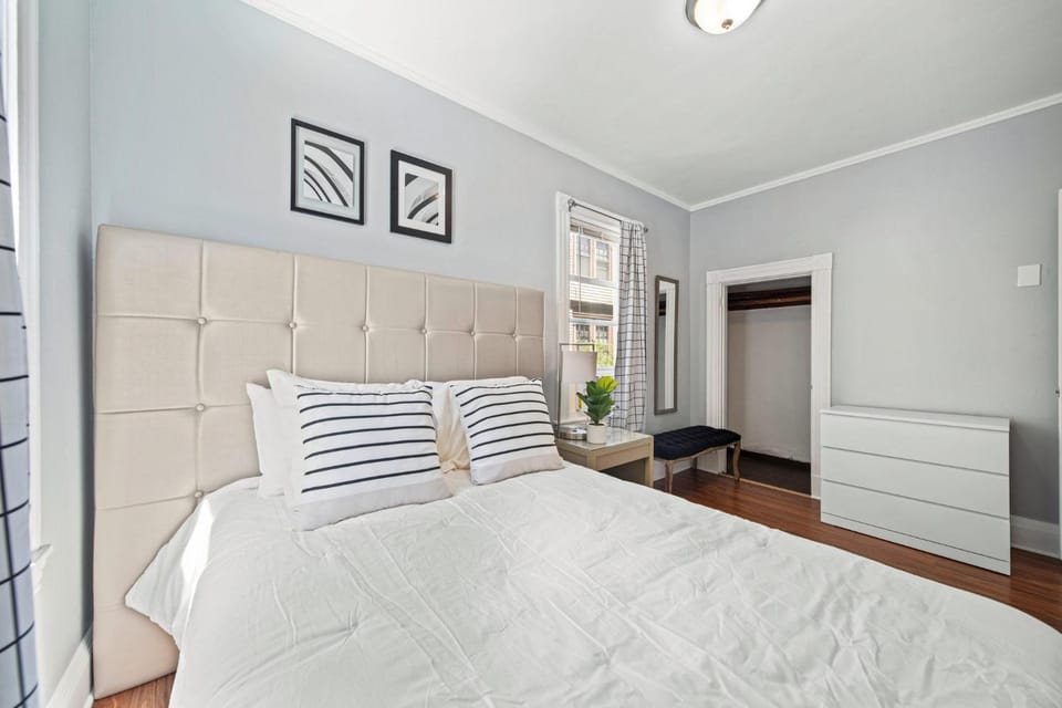 Bed, Living room, Seating area, Bedroom