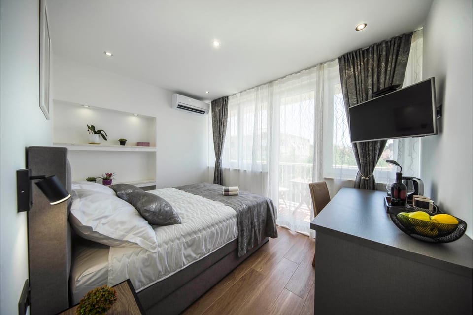 TV and multimedia, Photo of the whole room, Bedroom, air conditioner