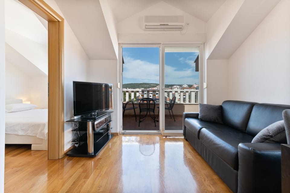 TV and multimedia, Balcony/Terrace, Living room, Seating area, air conditioner