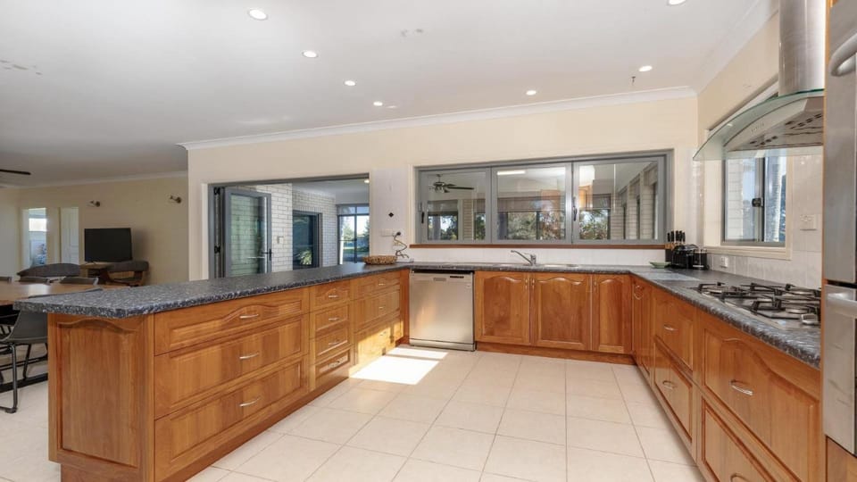 Newport Retreat - Lifestyle Yamba House in Yamba