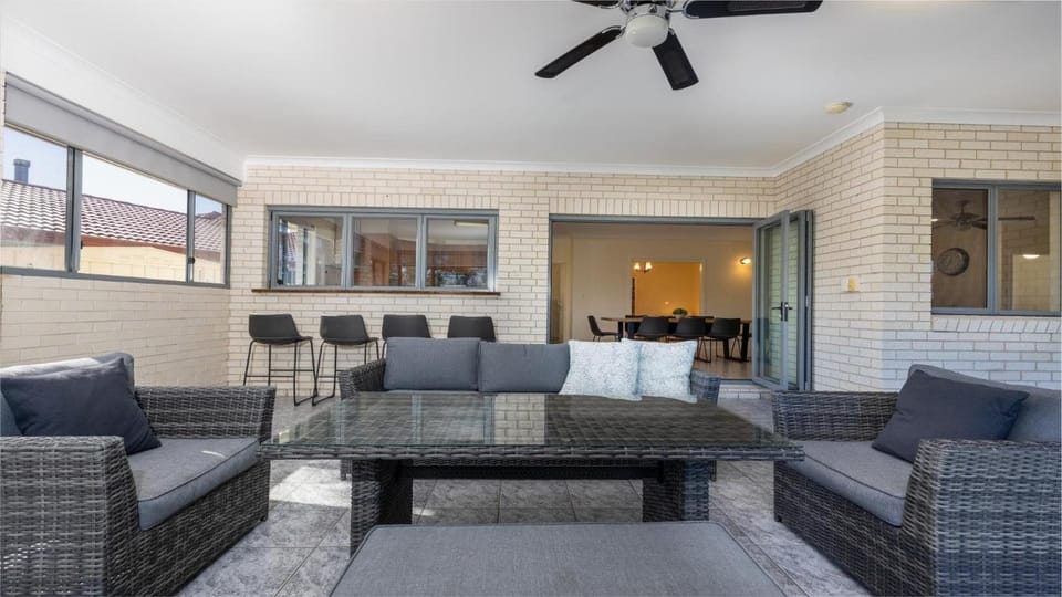 Newport Retreat - Lifestyle Yamba House in Yamba
