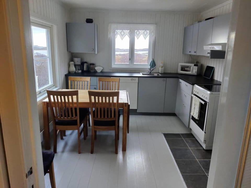 Coffee/tea facilities, Kitchen or kitchenette, Dining area, dishwasher, microwave, oven, stove, kitchen