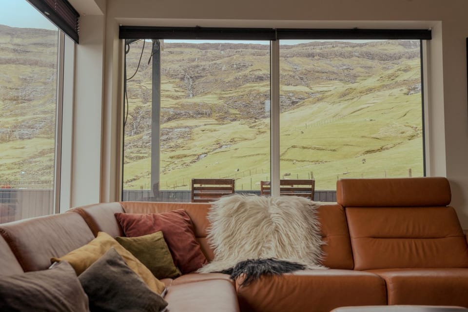 Living room, Seating area, Mountain view
